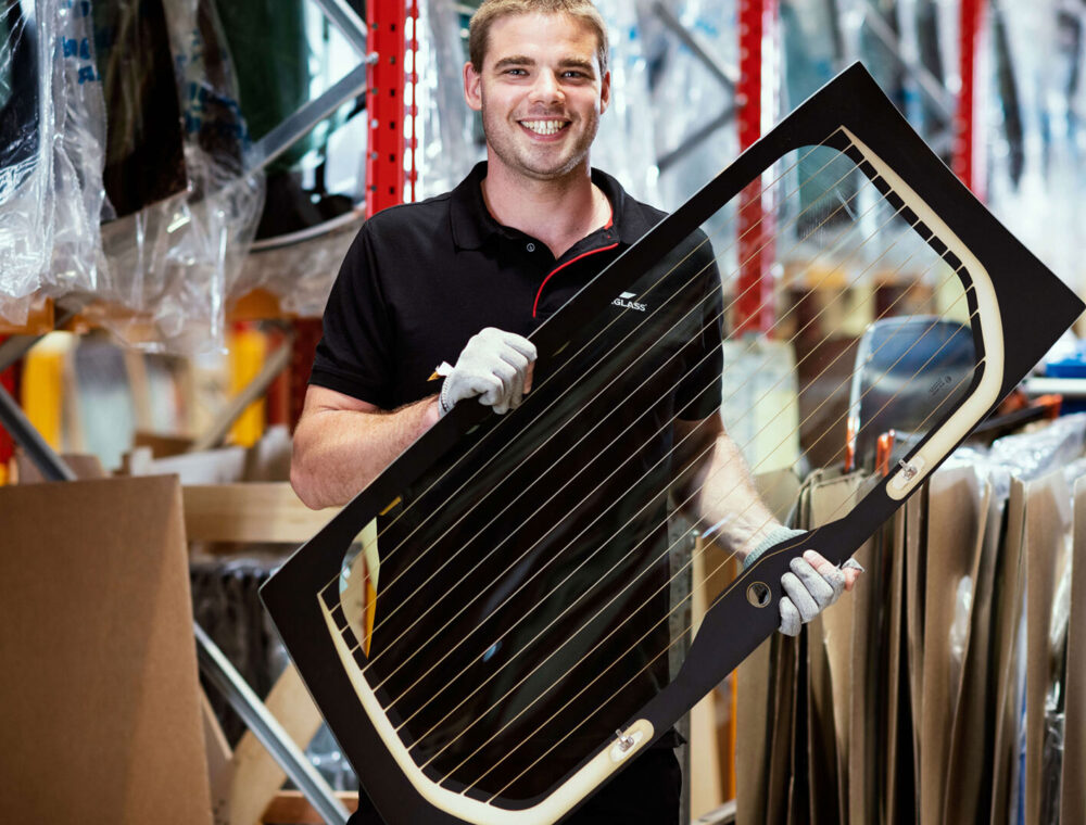 Magazijn - lachende man met ruit